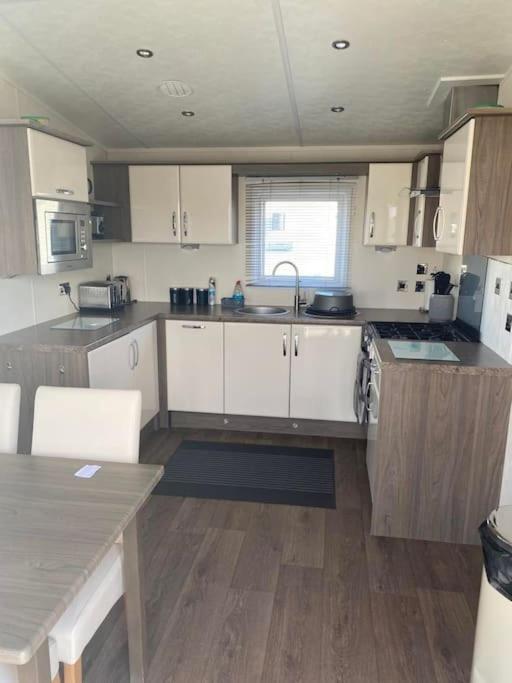 2 Bed, 2 Bath Lodge Style Caravan With Hot Tub & Private Garden At Patrington Haven Leisure Park Exterior photo